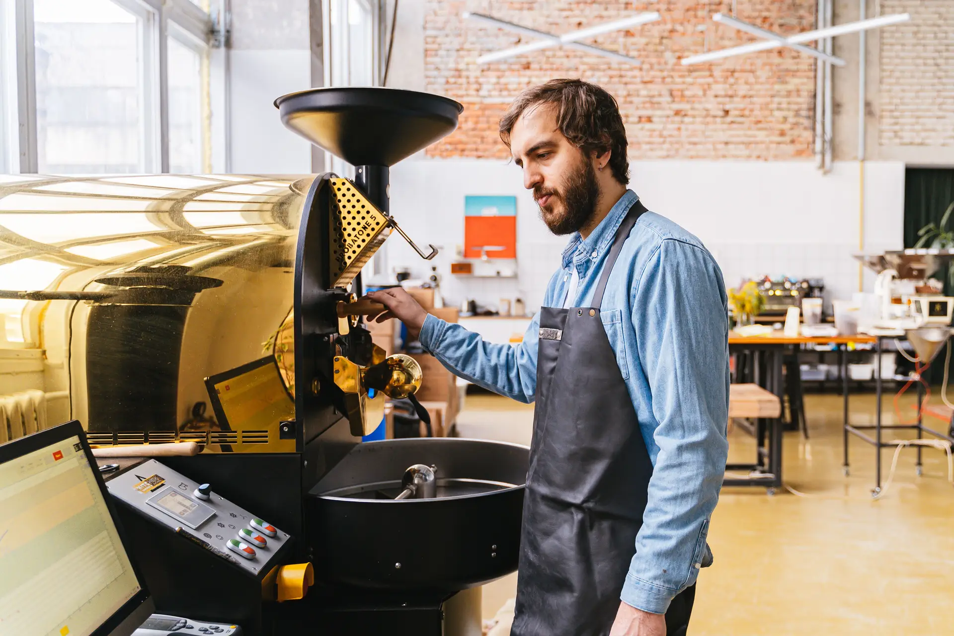 Sonnendurchflutete Kaffeerösterei mit modernem industriellem Dekor